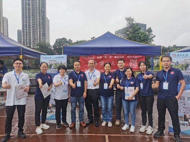 bwin必赢国际中国官方网站到柳州高级中学参加广西普通高校招生咨询会