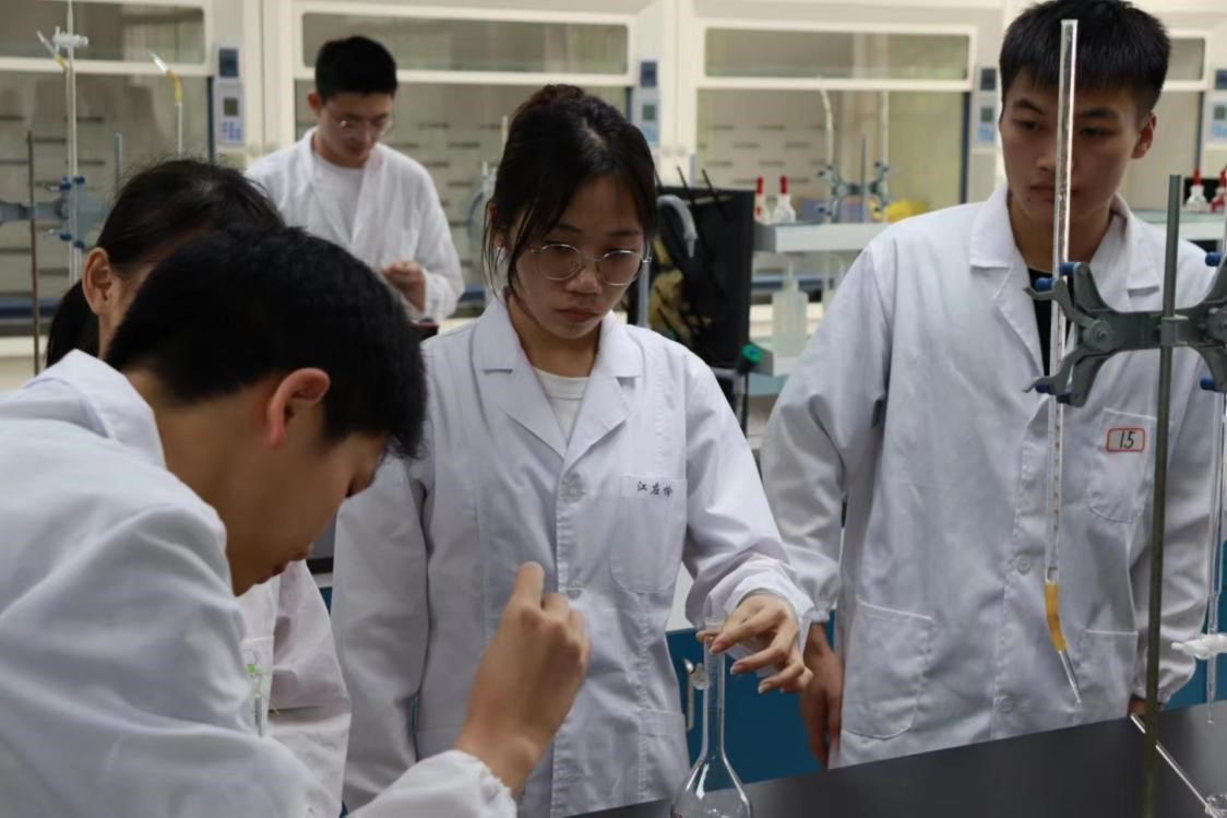 bwin必赢国际中国官方网站第十四届“石化杯”化学实验技能大赛复赛顺利举行