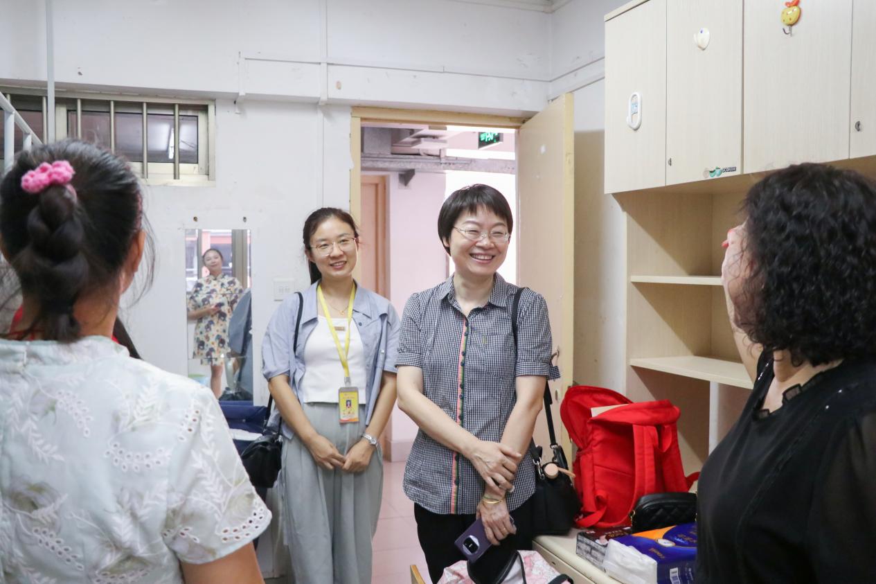 以心暖“新”——bwin必赢官网领导深入宿舍走访慰问24级新生
