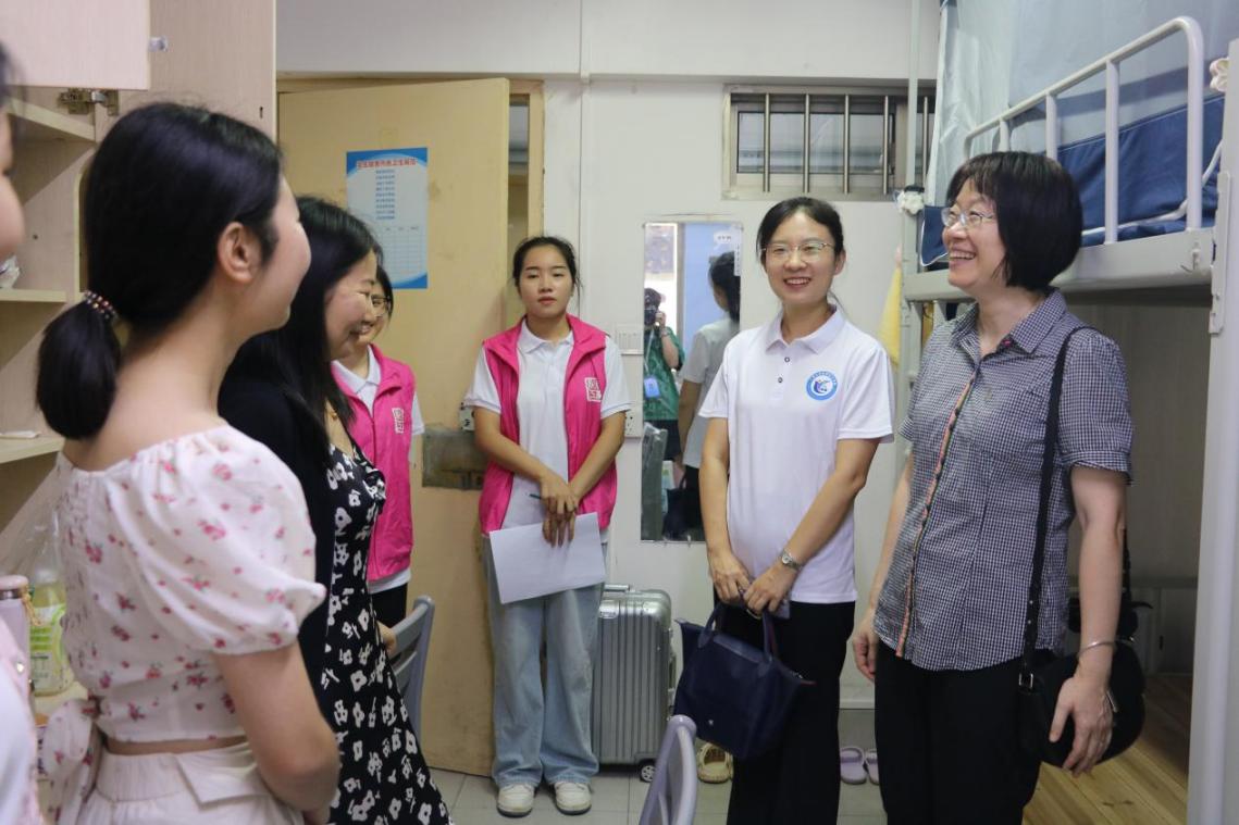 聆听化院“新”声——bwin必赢国际中国官方网站领导深入宿舍走访看望2023级新生