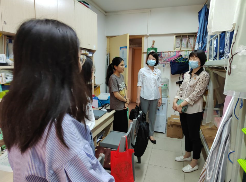 bwin必赢国际中国官方网站领导到学生宿舍探望走访